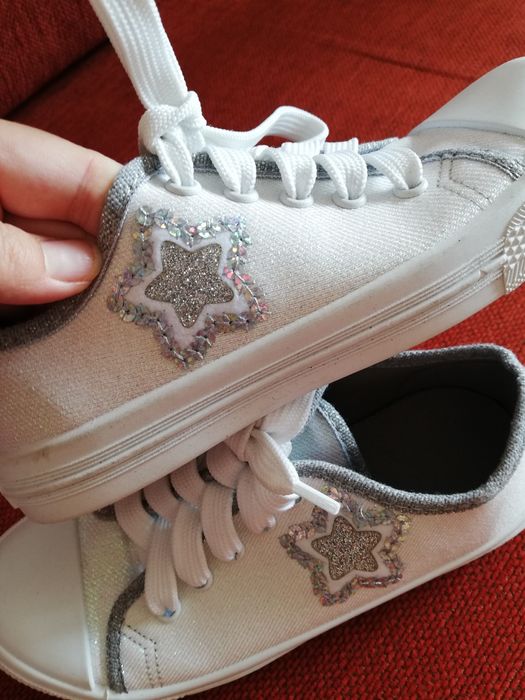 Бели кецове със звездички, 32 номер