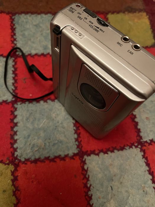 Продам кассетный плеер SANYO