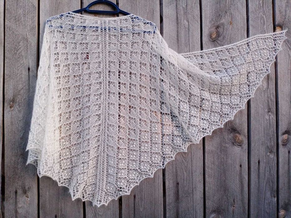 Белая вязаная шаль