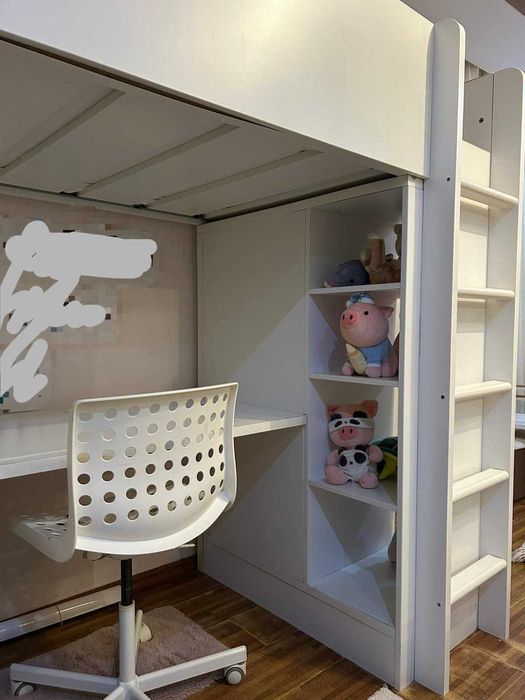 Pat supraetajat IKEA SMÅSTAD cu birou și depozitare