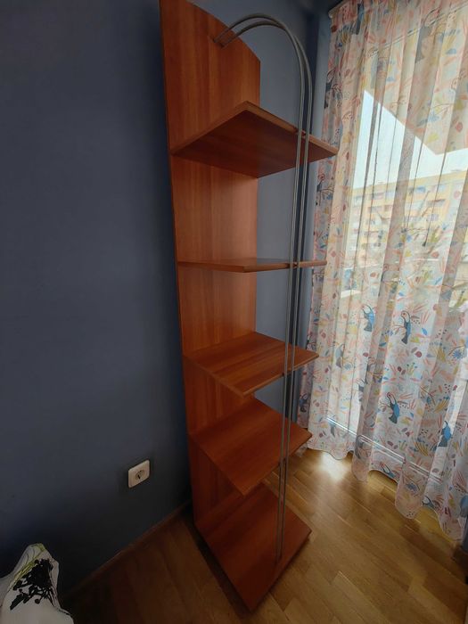 Дървена етажерка с метална опора
