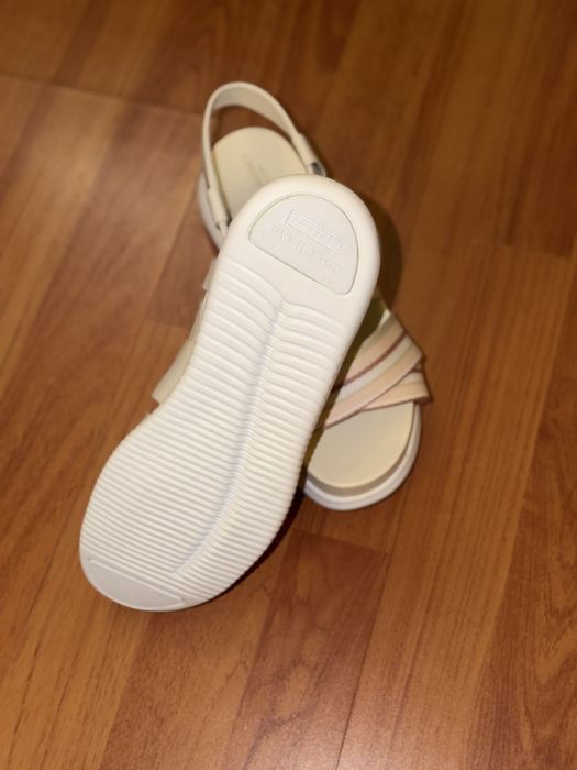 Cole Haan продается
