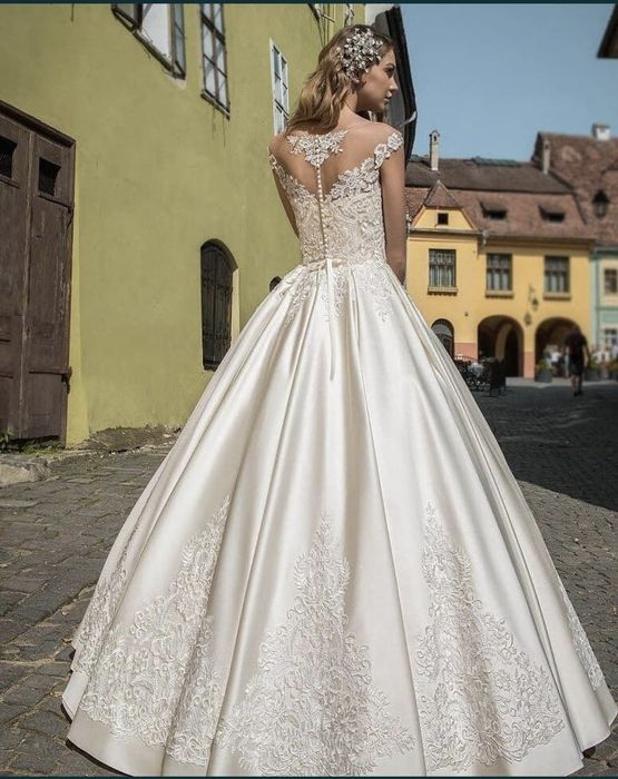 Платье свадебное новое.