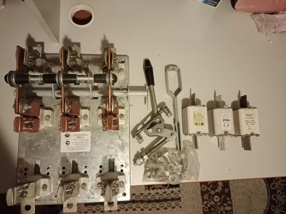 Продаю рубильник правый РПС-4