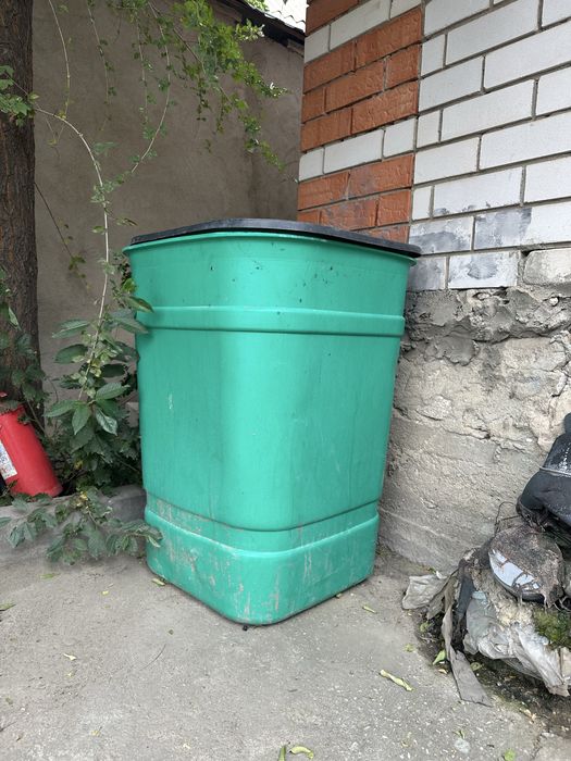 Продам мусорный бак 200л