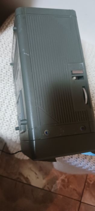 Televizor auto silver are și radio functional   functional