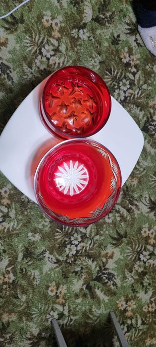 Две красные вазы,большие.Цена за  пару 250000