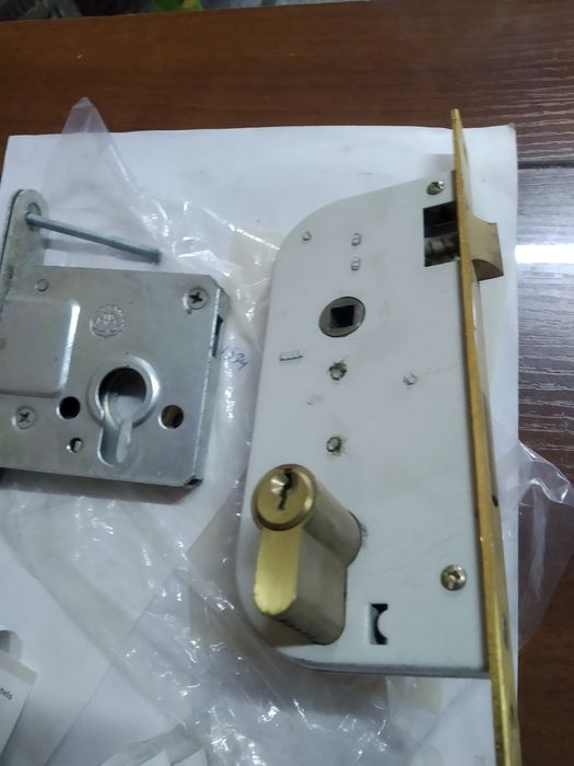 Продам замок врезной