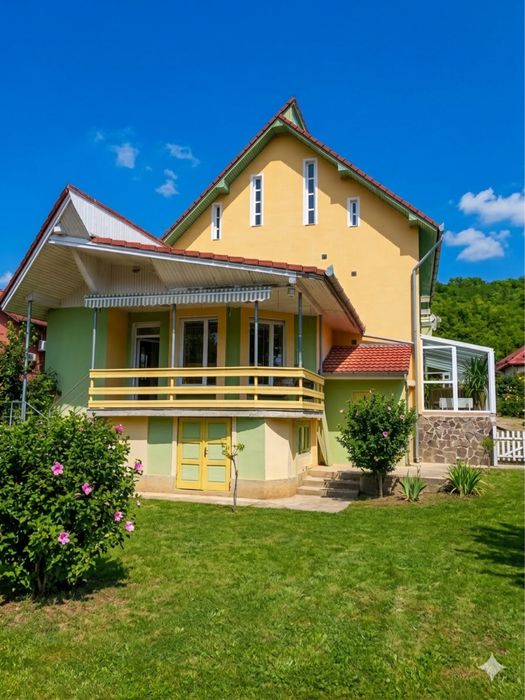 Vand casa spatioasa in TARNAVENI, ideala pentru familie, cu curte mare