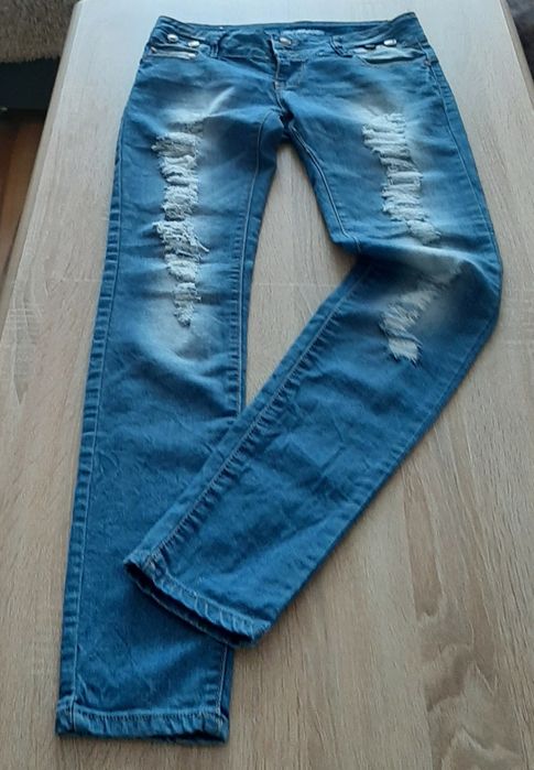 Нов ,еластичен и ефектен,черен елек,Eластични  слим дънки и камуфлажен