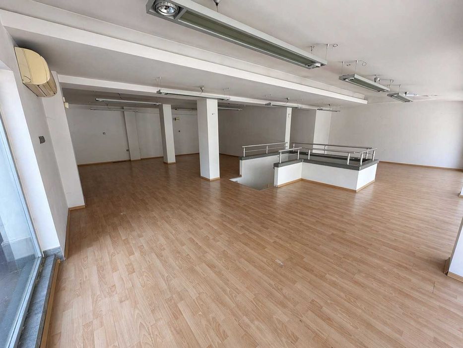 Магазин с голяма витрина в гр.Пловдив - кв. Каменица 1