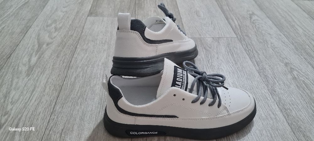 Продам кроссовки