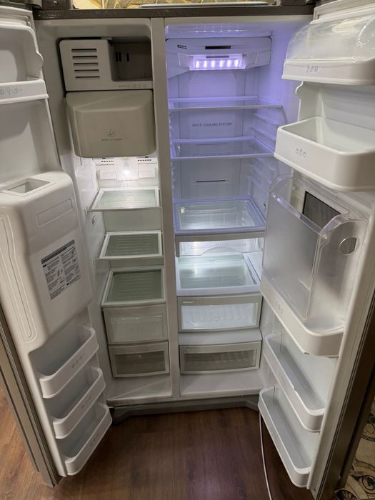 Холодильник LG двухдверный высота 175 см, ширина 90 см