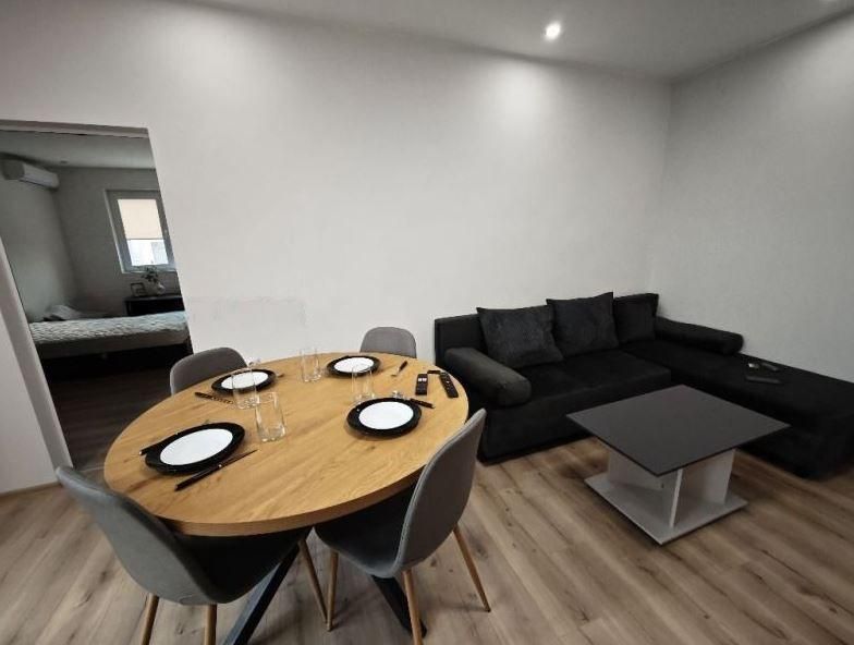 Дава се под наем Тристаен апартамент в Варна, Лятно кино Тракия - 70 кв.м за 698.19 € - Снимка #1