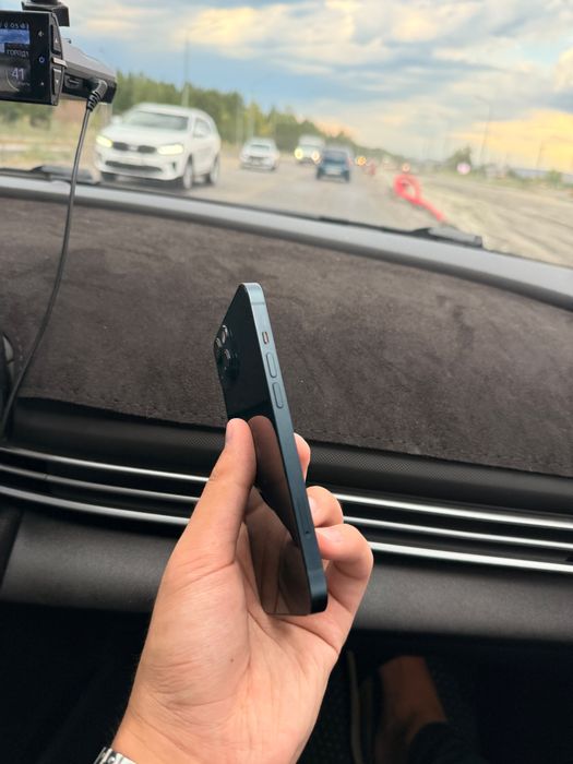 iPhone 13 (Оригинал, не вскрывался) + Чехлы в подарок