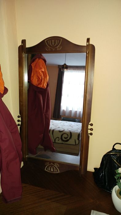 Огледало с дървена рамка