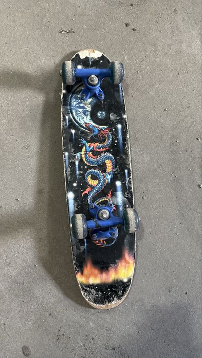 Skateboard cu model Dragon – funcțional, gata de utilizare
