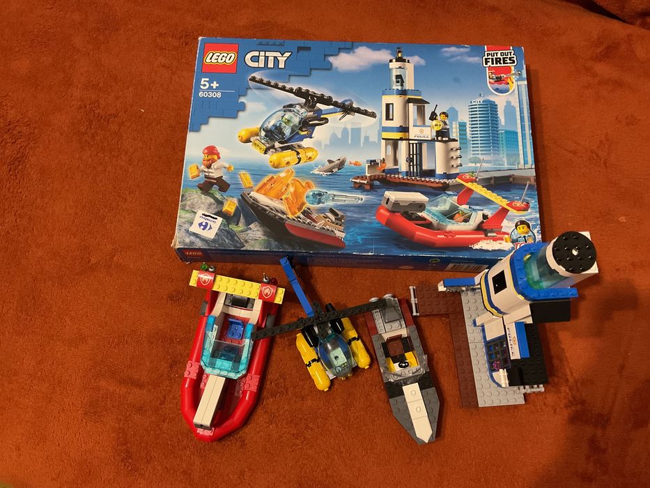 LEGO® City - Politia si pompierii de coasta 297 piese