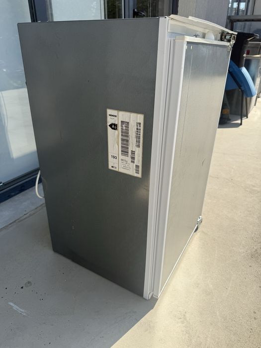 Малък хладилник Сименс за пълно вграждане