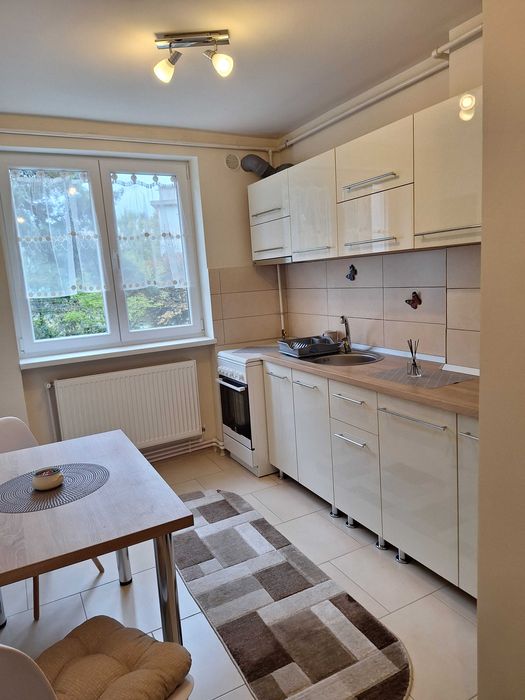 Ofer spre închiriere apartament cu două camere situat în Petroșani