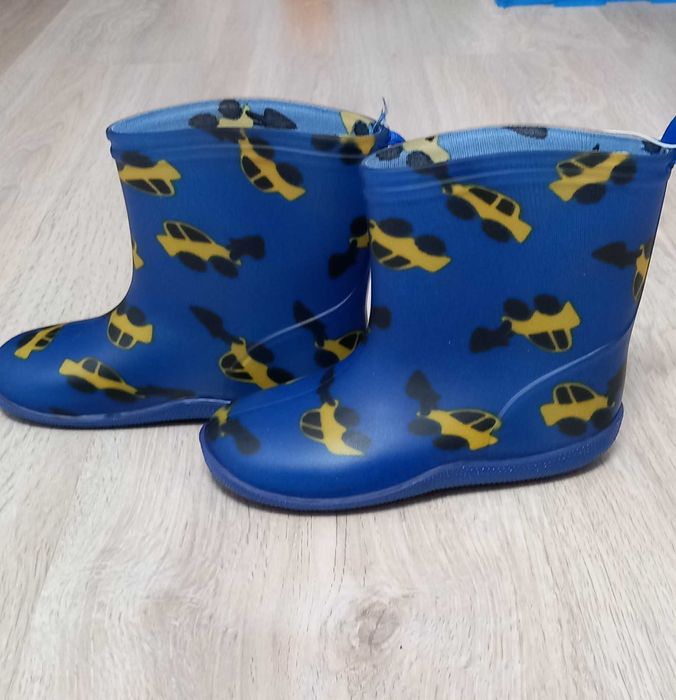 Cizmulite din cauciuc, marimea 22-23, 24-25, aproape noi