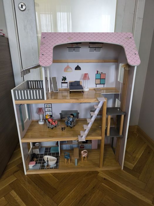 Дървена къща за кукли