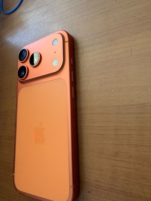 Iphone 17 pro cosmic orange