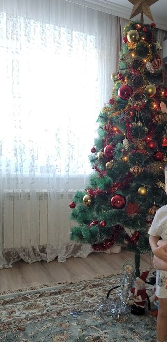 Продам ёлку с игрушками.