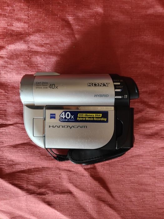 Vând camera video Sony handycam dcr/dvd110