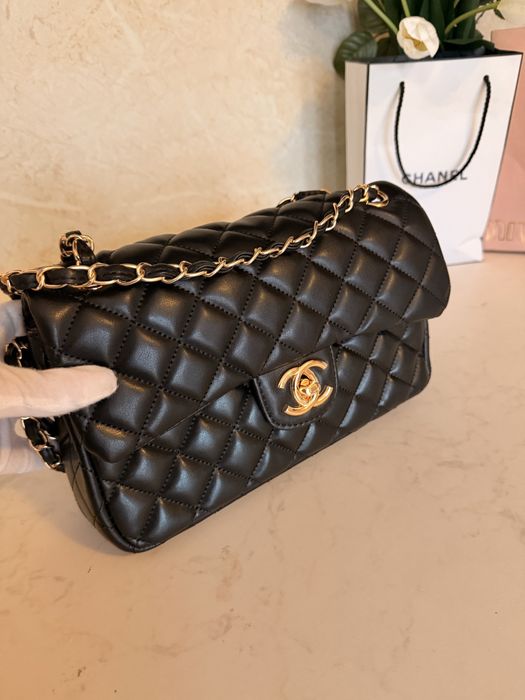 Дамска чанта Chanel Classic среден размер