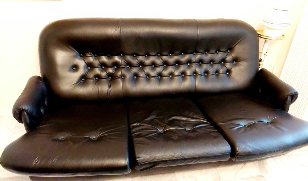 Диван от естествена кожа, черен, в добро състояние.