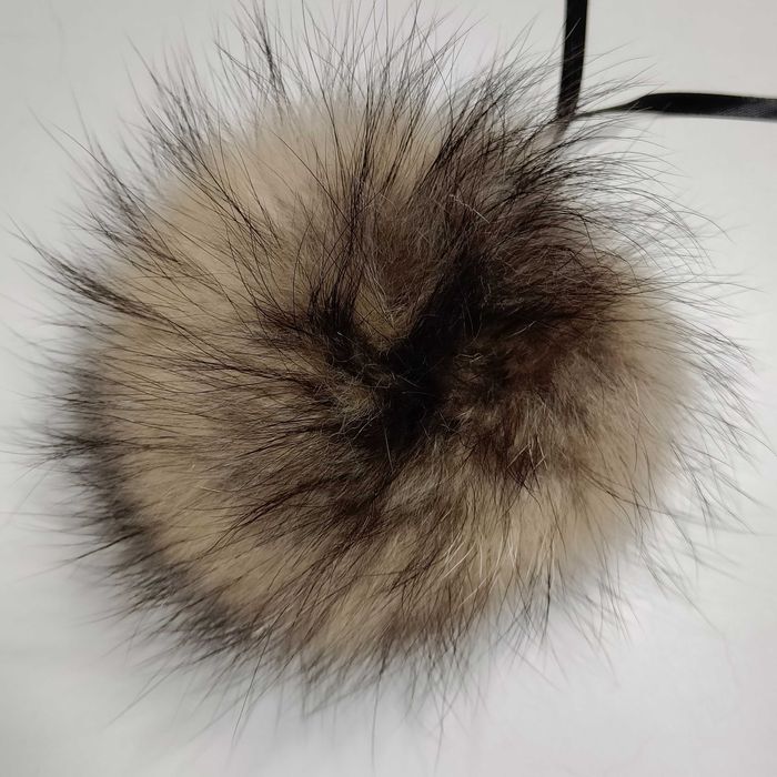 Продавам помпони от естественна кожа