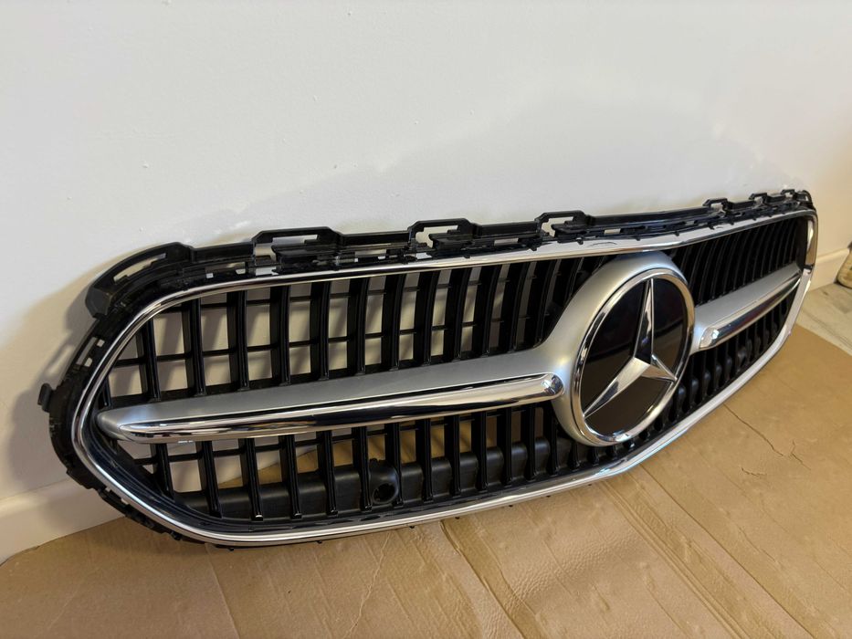 Grila radiator cu emblema Mercedes C class W206 dupa 2021 A2068883800