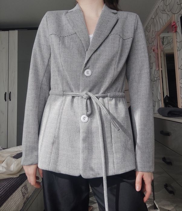 Женский пиджак с плечевыми вставками