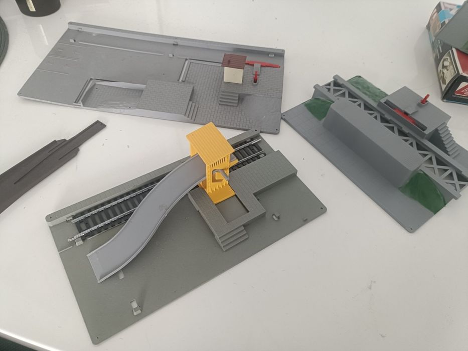 Machetă accesorii Trenulet electric ,  Pod, căsuțe ,  Trecere calea