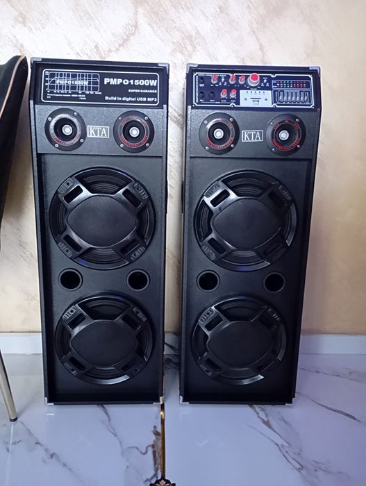 Vând schimb boxe foarte puternice cu bluetooth Auxiliar 700 lei fix