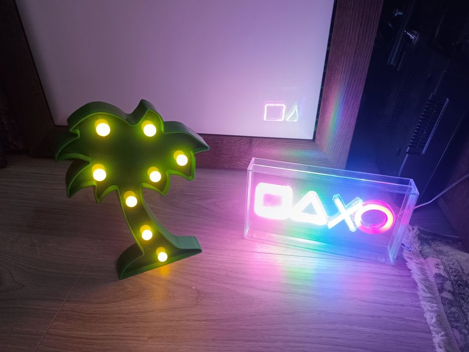 Set 2 lămpi LED decorative – PlayStation RGB + Palmier – lumini de veghe copii