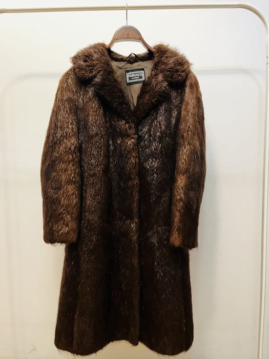 Haină maro din blană naturală Versace nutrie