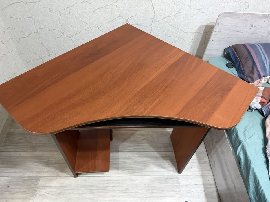 Продам угловой компьютерный стол