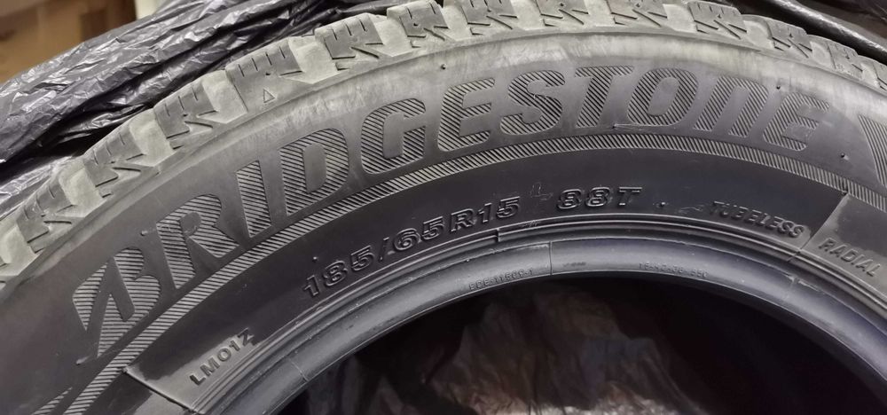 ОТЛИЧНИ Зимни гуми  BRIDGESTONE 185/65/R15 - 2 БРОЯ/ без забележки
