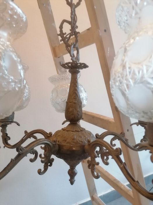 Полюлеи масивни, тежки, бронзови