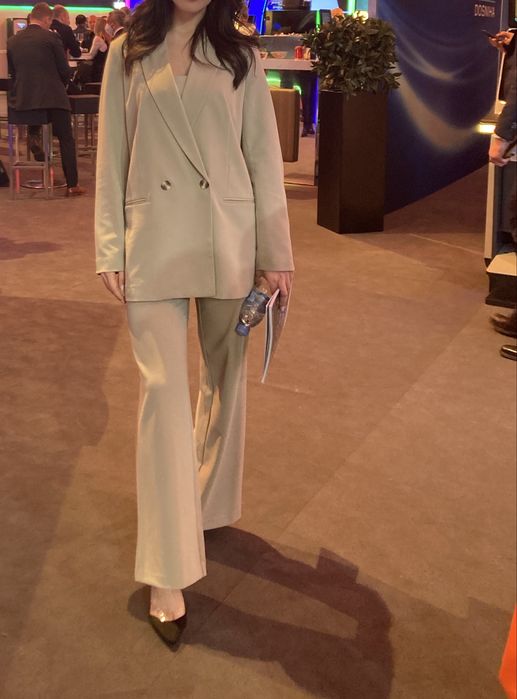 Бежов оувърсайз костюм H&M