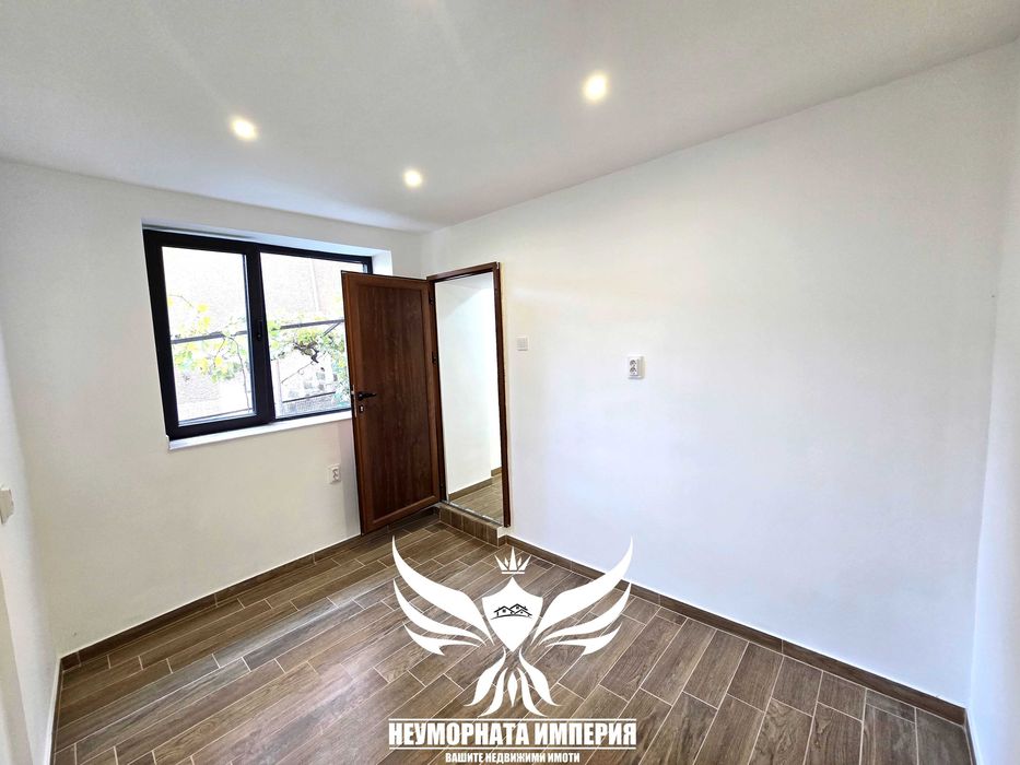 Продавам двустаен апартамент с площ от 40кв.м. на партер с гараж 20кв.м. в град Асеновград квартал Изток