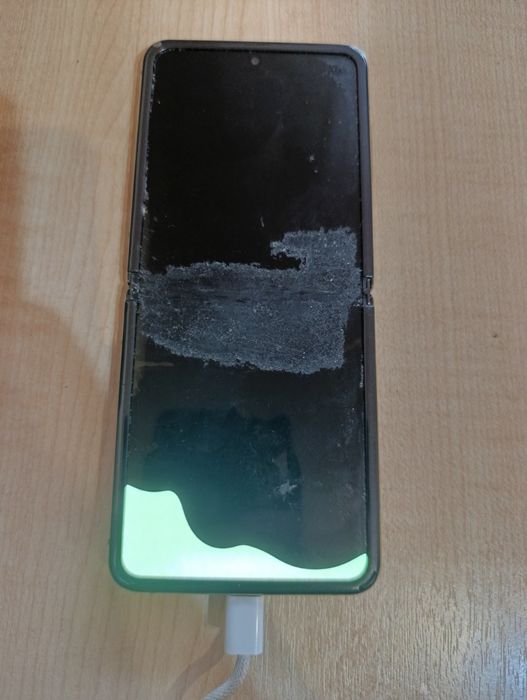 Телефон Samsung Galaxy Z Flip