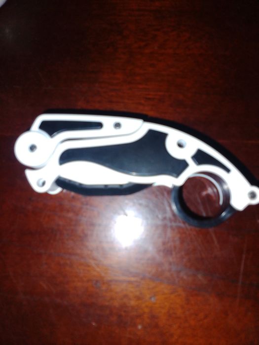 Carambit de plastic aproape nou