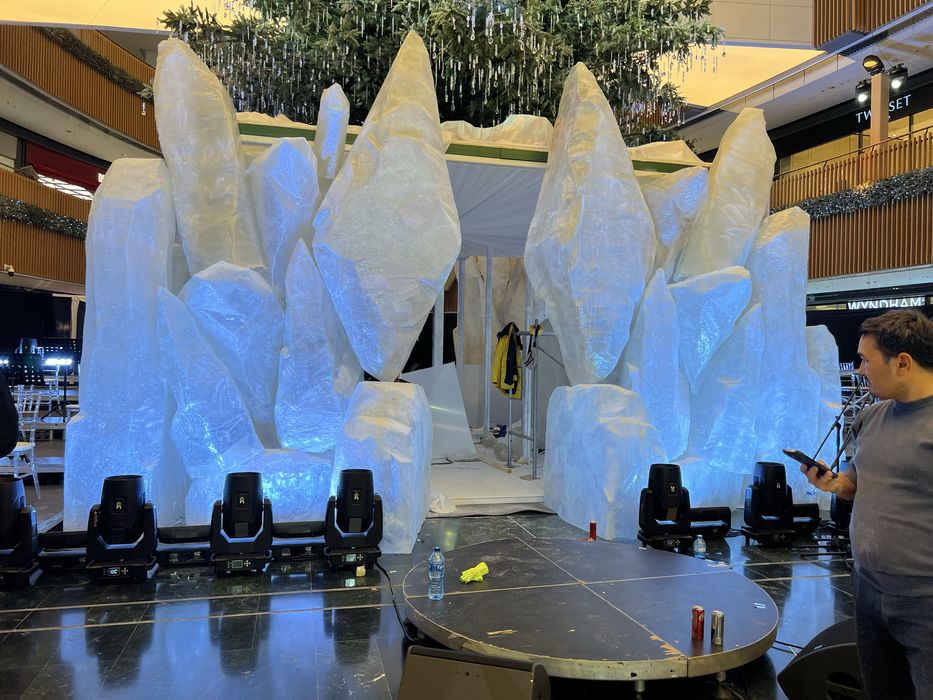 Кристалы, ледянные скалы, золотые пещеры, прозрачный декор