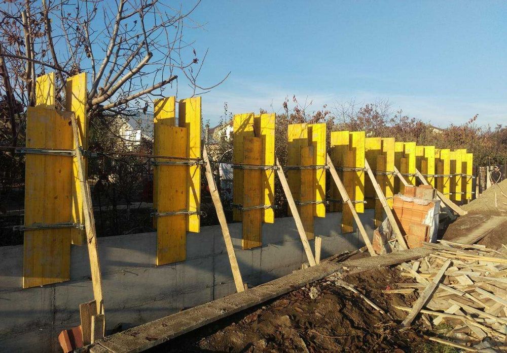 Garduri si porti din sipca metalica, panou stil jaluzele, tabla cutata, plasa bordurata, fier forjat, BCA si alte modele disponibile