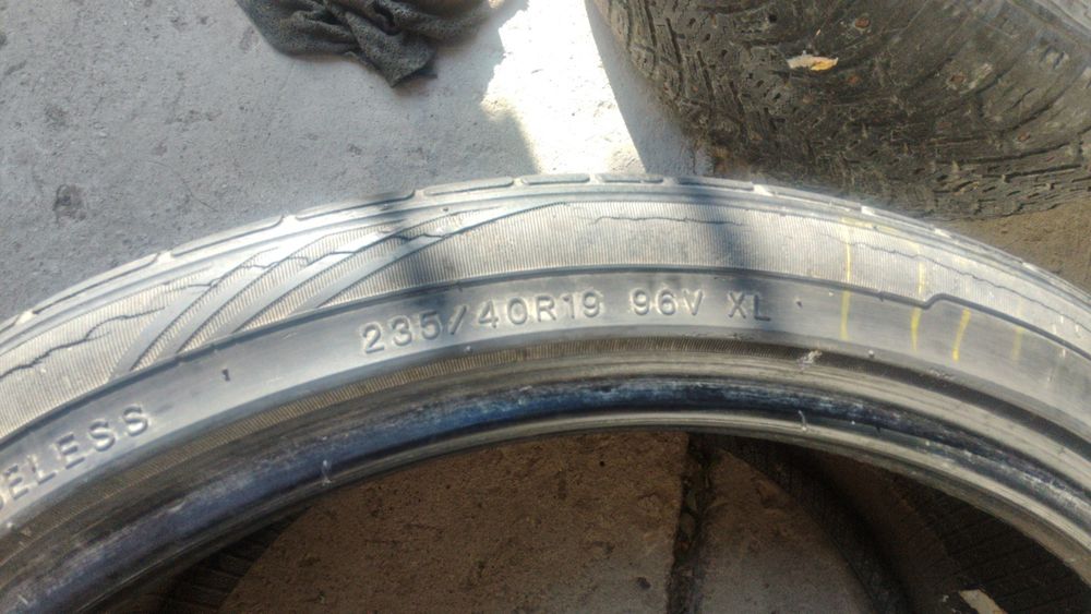 резина 235/40R19 бу