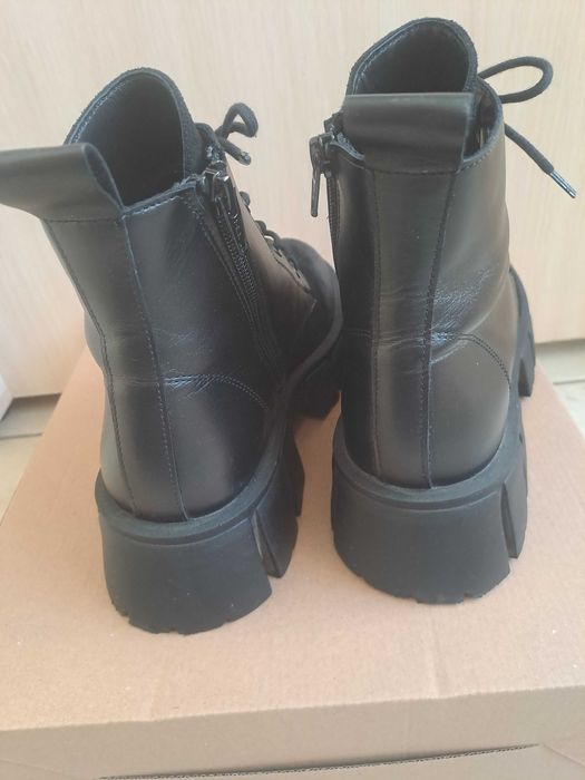 Дамски боти от естествена кожа и велур в черно