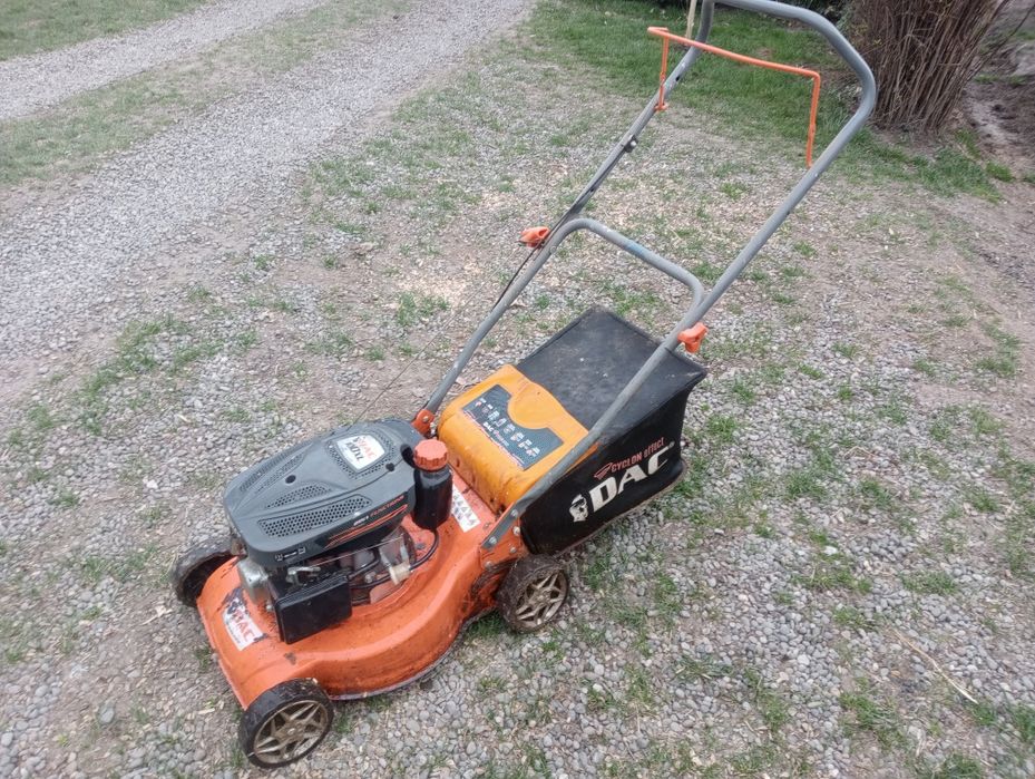 Vând mașină tuns iarba și piscina